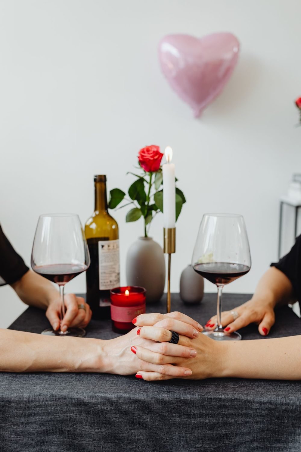 Casal de mãos dadas — Lista de Casamento Divina Panela